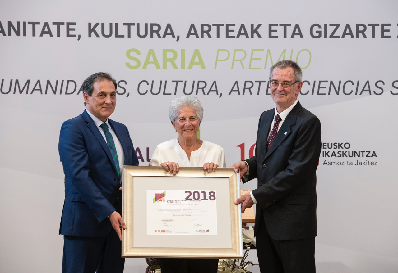 La antropóloga feminista Teresa del Valle recogió ayer el Premio Eusko Ikaskuntza-LABORAL Kutxa al mejor curriculum del año